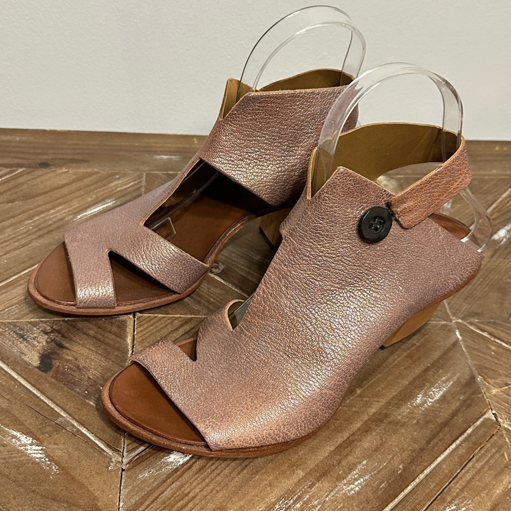Cydwoq Vintage Rose Gold Metallic Leather Sandals 37/7 Wood Heel Artsy USA Made